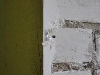В оконном проеме просверливаются небольшие отверстия для крепления ПВХ откоса
