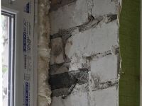 В оконном проеме просверливаются небольшие отверстия для крепления ПВХ откоса