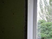 В монтажной пене делается паз для установки откоса и замеряется его размер.
