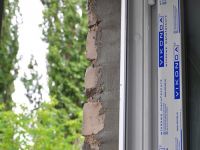 ПВХ откосы крепятся к проему крепежными элементами