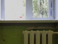 Зазор под подоконником тщательно цементируется, чтобы избежать продувания и попадания влаги