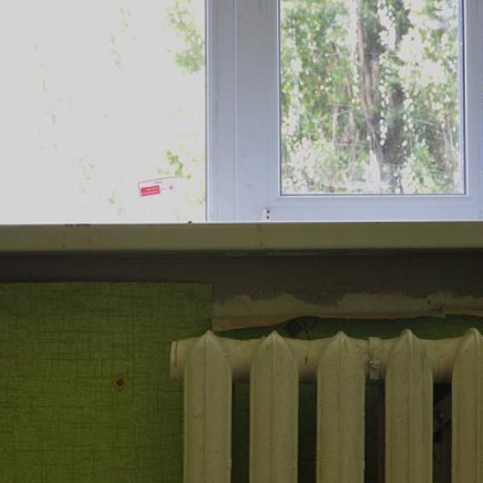 Зазор под подоконником тщательно цементируется, чтобы избежать продувания и попадания влаги